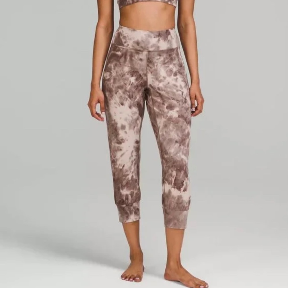 Align Cropped Jogger- diamond dye